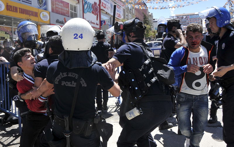 © Reuters. Riot police try to stop protesters in the eastern city of Erzurum, Turkey