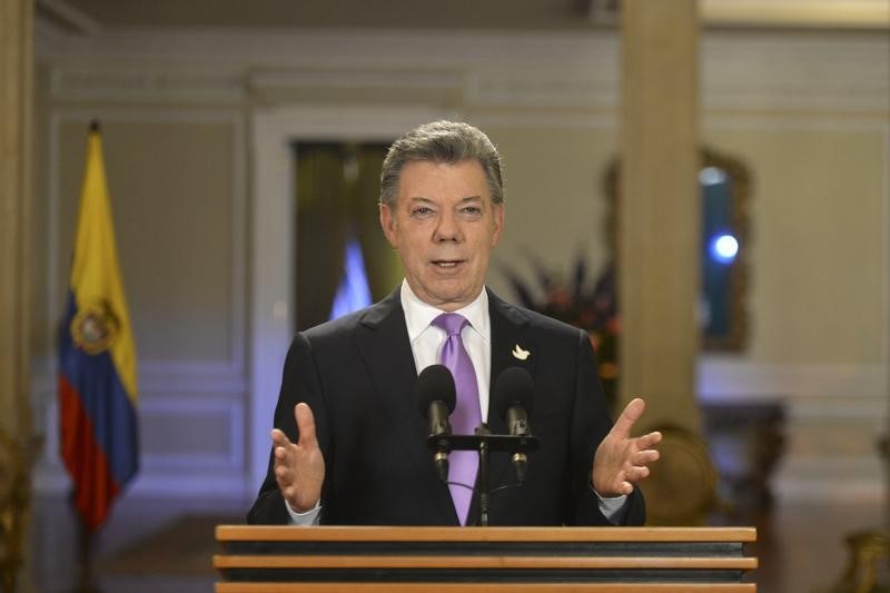 © Reuters. Colombia's President Juan Manuel Santos speaks during a tv speech at presidential palace in Bogota