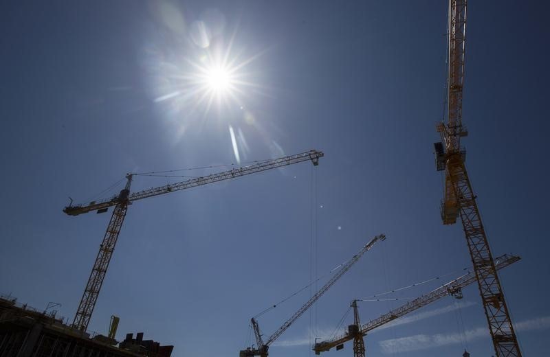 © Reuters. Cranes surround a construction site in London