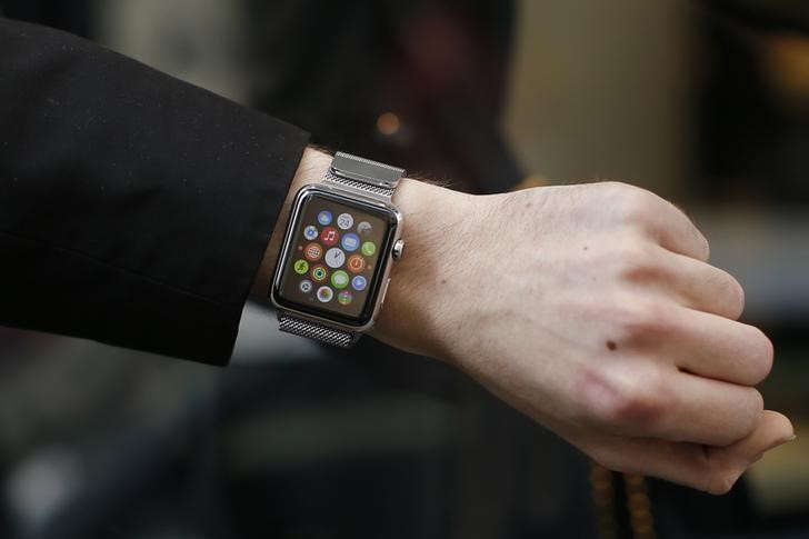 © Reuters. A customer presents his Apple Watch after buying it at a store in Paris