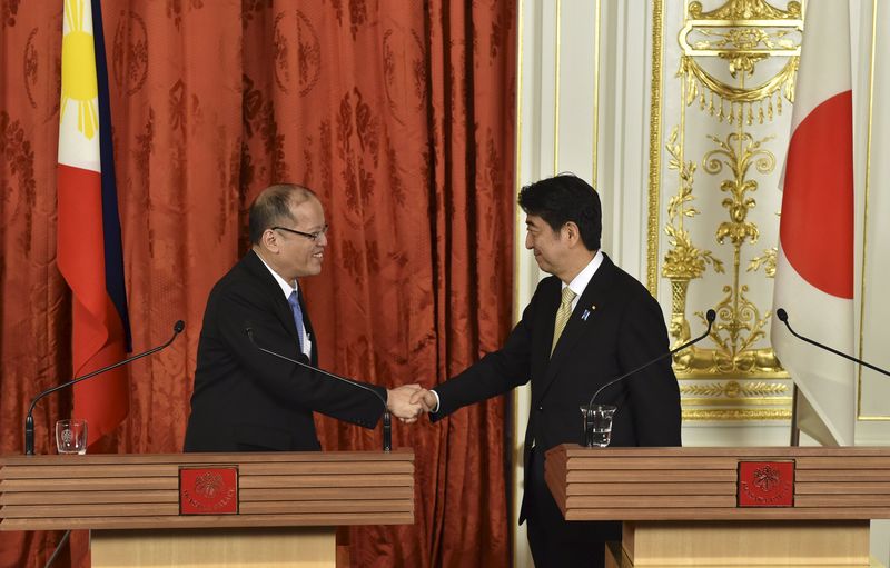 © Reuters. Philippine President Benigno Aquino  shakes hands with Japan's Prime Minister Shinzo Abe after their joint press conference at the Akasaka State Guesthouse in Tokyo