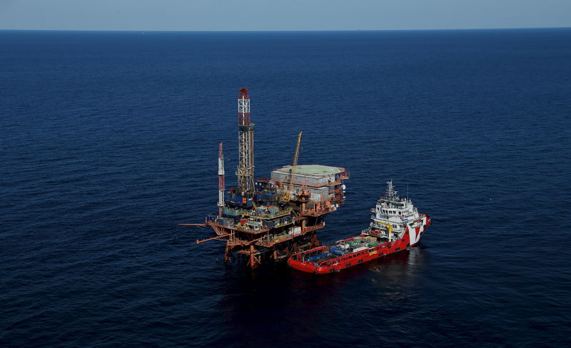 © Reuters. Нефтяная платформа в Адриатическом море 