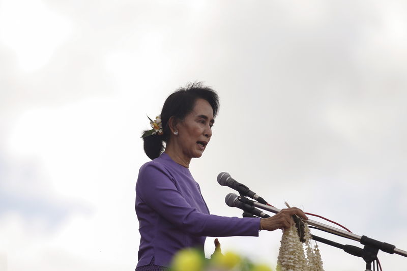 © Reuters. Myanmar's opposition leader Aung San Suu Kyi gives a speech to her supporters during a visit to Mawlamyaing township in Mon State