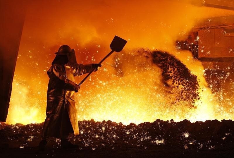 © Reuters. Worker controls the cast at a blast furnace of German steel manufacturer Salzgitter AG in Salzgitter