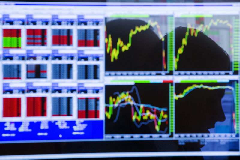 © Reuters. Экран с котировками на фондовой бирже в Нью-Йорке