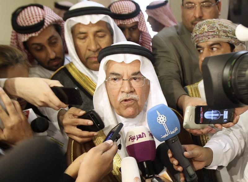 © Reuters. صحيفة: وزير البترول السعودي مرتاح تماما للوضع بسوق النفط