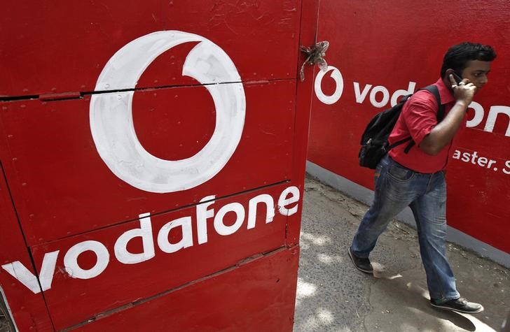 © Reuters. Il logo Vodafone dipinto su un muro 