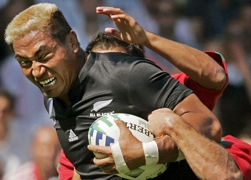 © Reuters. New Zealand's captain Jerry Collins runs with the ball during the Rugby World Cup match against Portugal in Lyon, France