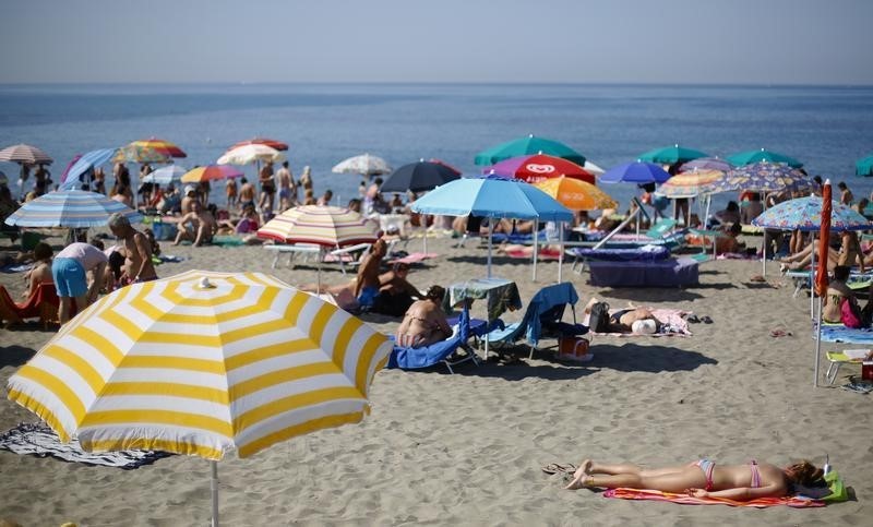 © Reuters. Bagnanti su una spiaggia di Ostia, vicino Roma 