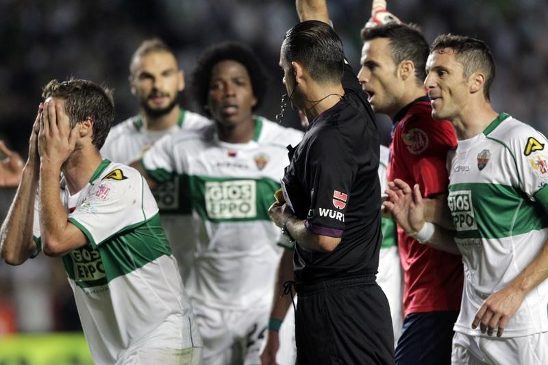 © Reuters. El Elche baja a segunda división por deudas con Hacienda