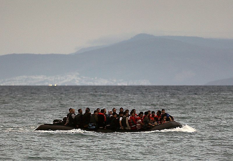 © Reuters. A dingy with Afghan immigrants crosses from Turkey to Greece 