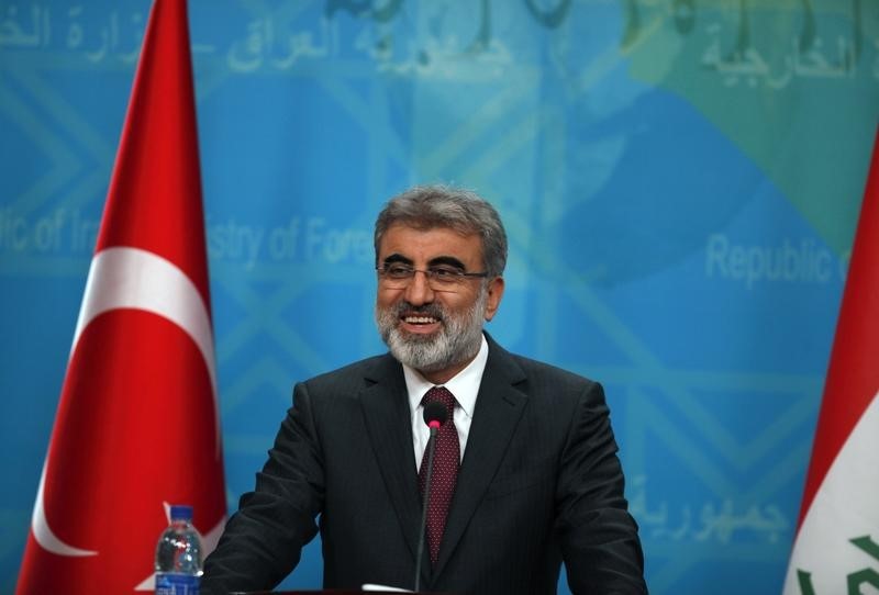 © Reuters. Министр энергетики Турции Танер Йылдыз на пресс-конференции в Багдаде 