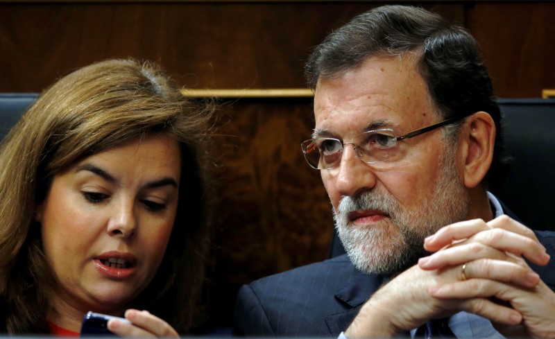 © Reuters. El Gobierno español, preocupado por el acercamiento del PSOE a Podemos
