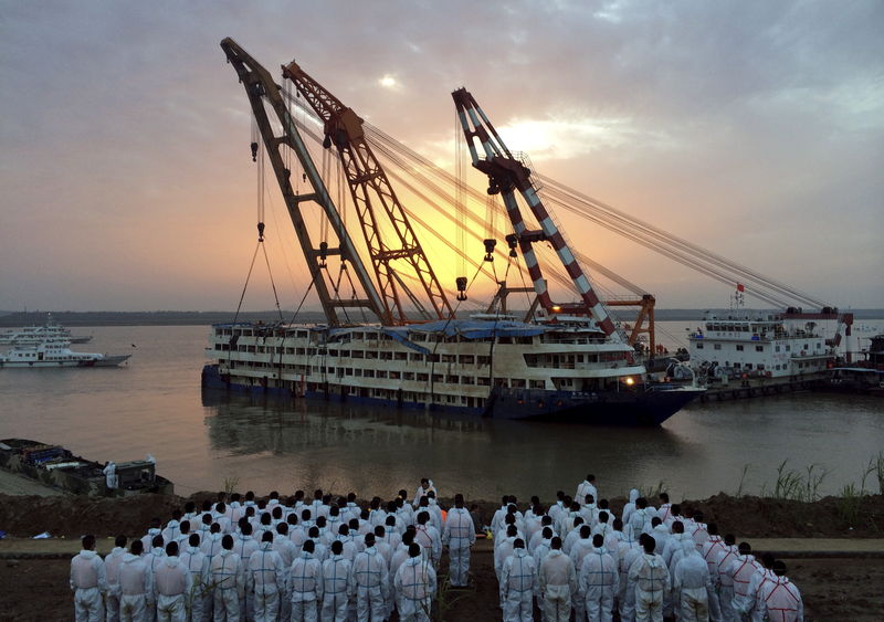 © Reuters. ارتفاع عدد ضحايا السفينة الصينية الغارقة إلى 103 أشخاص