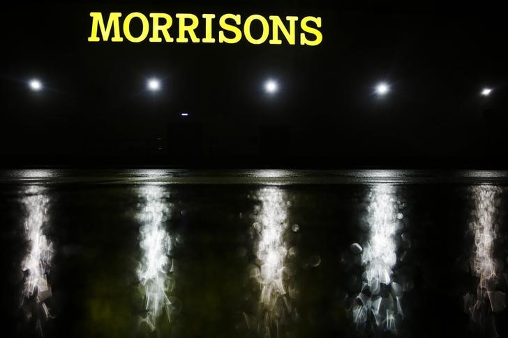 © Reuters. The illuminated logo shines above the wet car park of a Morrisons supermarket store in Croydon
