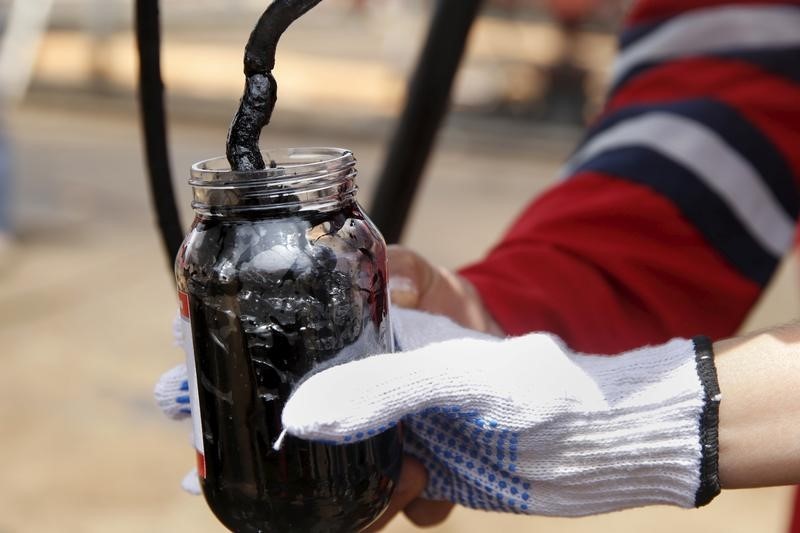 © Reuters. Trabalhadores coletam amostra de petróleo na Venezuela