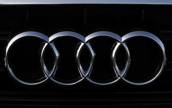 © Reuters. Multa de 41 mlns a casi un centenar de concesionarios Audi, VW y Seat en España