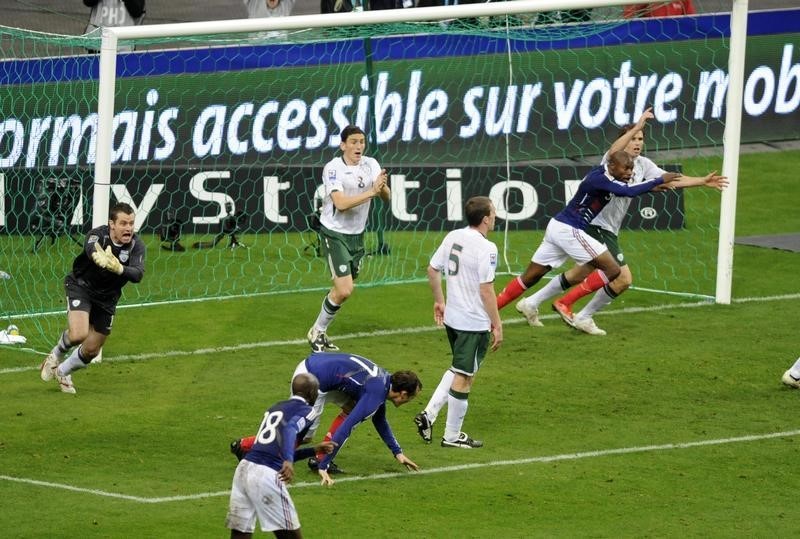 © Reuters. Jogadores da Irlanda reclamam após gol da França marcado em jogada que teve toque de mão do francês Thierry Henry, nas repescagem das eliminatórias para a Copa de 2010