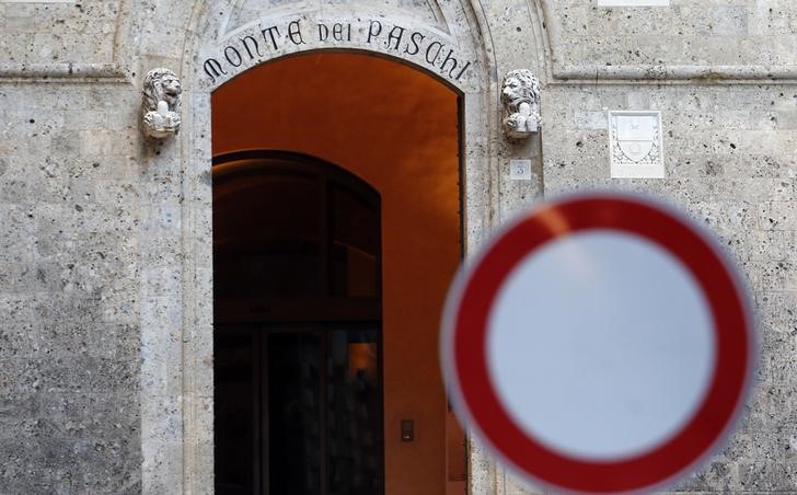 © Reuters. A view shows the entrance of the Monte dei Paschi bank headquarters in Siena