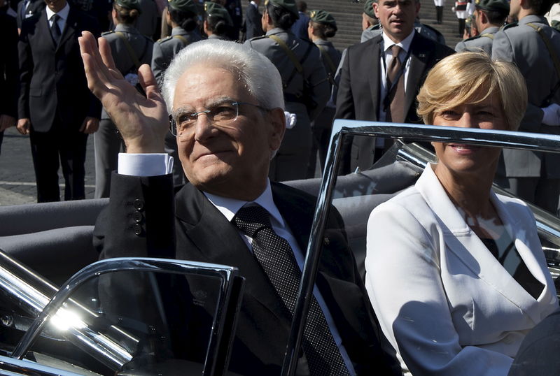 © Reuters. Italy's President Mattarella and Defense Minister Pinotti arrive to visit the Unknown Soldier's monument during the Republic Day military parade in Rome