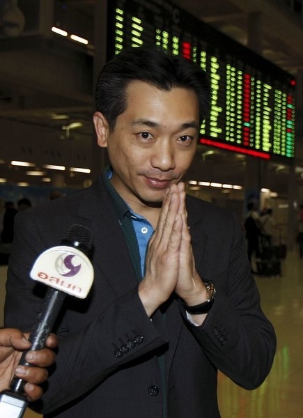 © Reuters. Thai businessman Bee Taechaubol gestures as he arrives at  Bangkok's Suvarnabhumi Airport