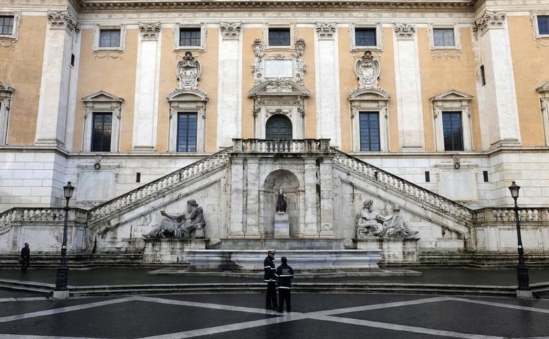 © Reuters. Local Police stands in front of Rome's city hall, "Campidoglio" (the Capitoline hill) in downtown Rome