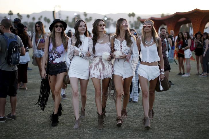 © Reuters. Modelo brasileira Alessandra Ambrosio (centro) ao lado de colegas no festival de Coachella