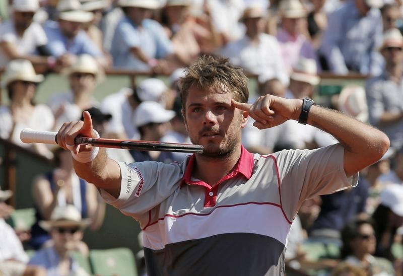 © Reuters. Stan Wawrinka, da Suíça, comemora vitória contra Jo-Wilfried Tsonga, da França, na semifinal de Roland Garros