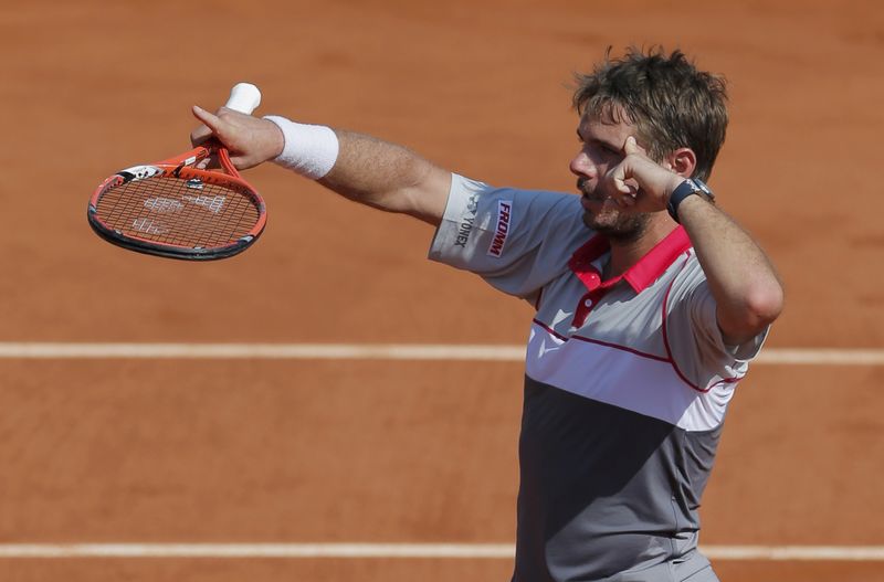 © Reuters. Stan Wawrinka of Switzerland celebrates after defeating Jo-Wilfried Tsonga of France during their men's semi-final match at the French Open tennis tournament at the Roland Garros stadium in Paris