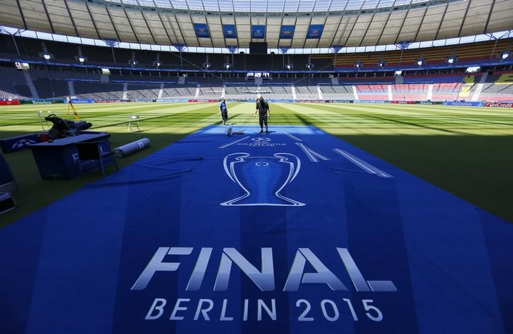 © Reuters. Trabalhadores preparam a logomarca da final da Liga dos Campeões no gramado do Estádio Olímpico de Berlim