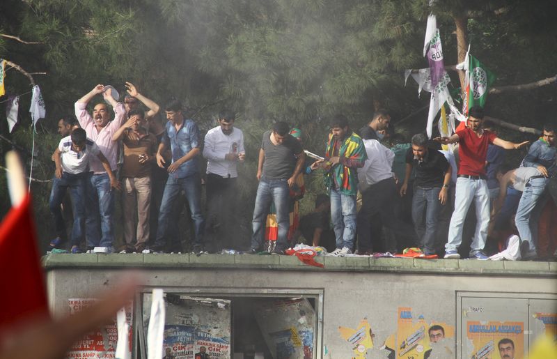 © Reuters. وزير: إصابة نحو 50 في انفجار خلال تجمع للمعارضة في جنوب شرق تركيا