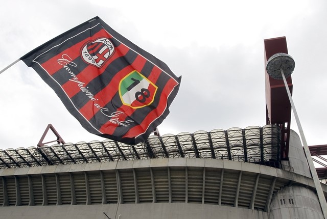 © Reuters. Bandeira do Milan em frente ao estádio San Siro, em Milão