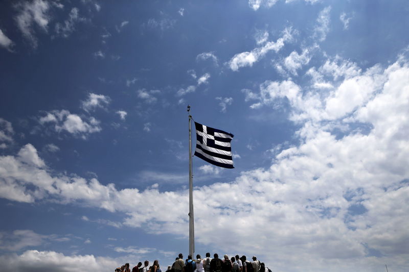 © Reuters. Bandeira da Grécia vista em Atenas