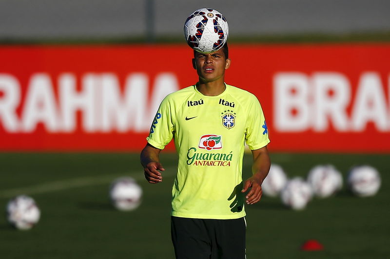 © Reuters. Zagueiro da seleção brasileira Thiago Silva em treino na Granja Comary, em Teresópolis