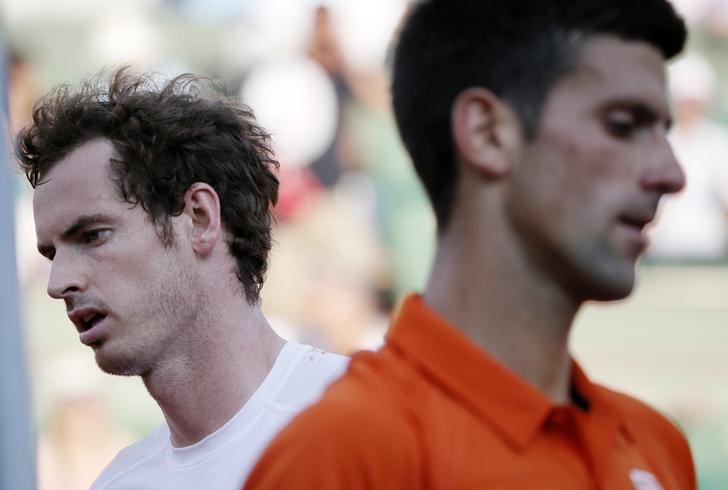 © Reuters. Novak Djokovic of Serbia walks past Andy Murray of Britain during their men's semi-final match at the French Open tennis tournament at the Roland Garros stadium in Paris