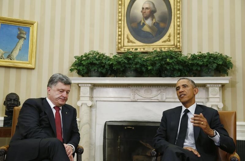 © Reuters. أوباما وبوروشينكو يناقشان تطورات الوضع في شرق أوكرانيا بعد تجدد القتال