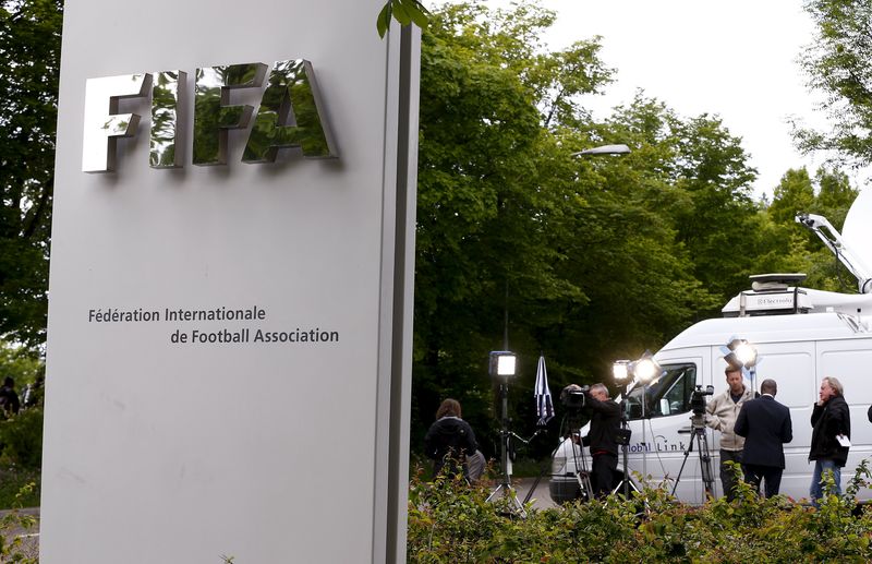 © Reuters. Membros da imprensa em frente à sede da Fifa em Zurique, na Suíça