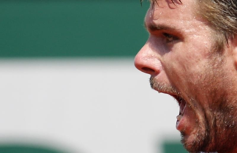 © Reuters. Stan Wawrinka of Switzerland reacts during his men's semi-final match against Jo-Wilfried Tsonga of France at the French Open tennis tournament at the Roland Garros stadium in Paris