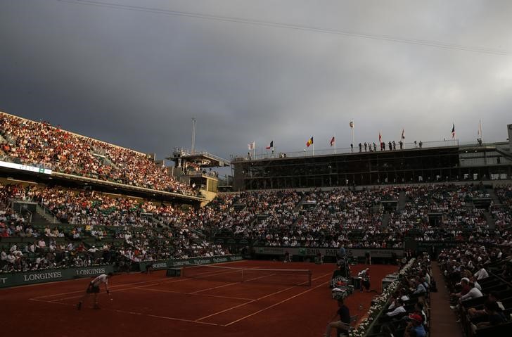 © Reuters. Vista geral da quadra Philippe Chatrier em Roland Garros