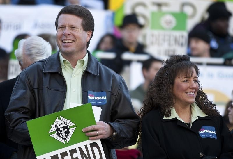 © Reuters. Jim Bob Duggar and his wife Michelle Duggar attend a Pro-Life rally  in Columbia