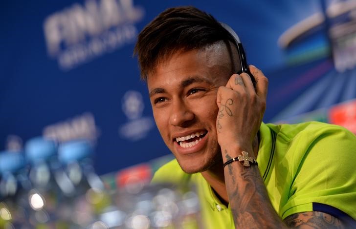 © Reuters. Neymar concede entrevista coletiva