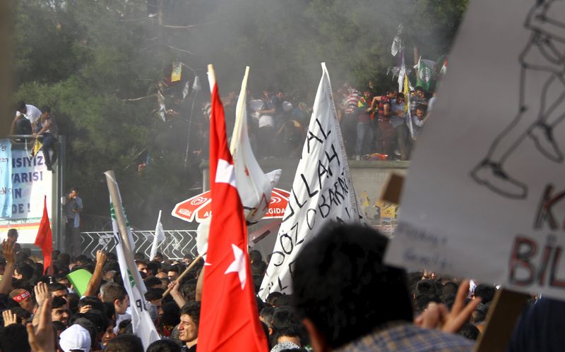 © Reuters. Pessoas reagem após explosão durante comício eleitoral de partido pró-curdos em Diyarbakir, na Turquia