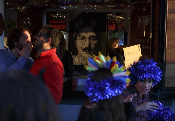 © Reuters. Foto de John Lennon num bar em Sevilha