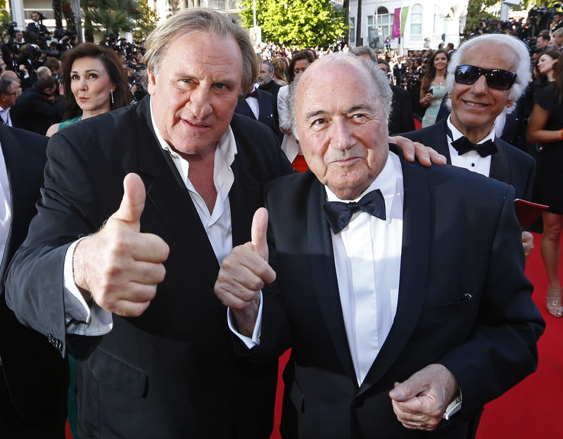 © Reuters. Actor Gerard Depardieu gives a thumbs up as he poses on the red carpet with FIFA President Sepp Blatter for the screening of the film "United Passions" at the 67th Cannes Film Festival in Cannes