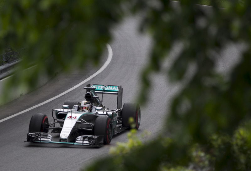 © Reuters. Mercedes Formula One driver Lewis Hamilton of Britaindrives his car during the second practice session of the Canadian F1 Grand Prix at the Circuit Gilles Villeneuve in Montreal