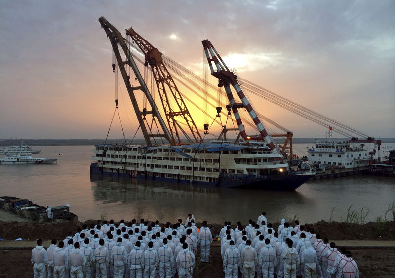 © Reuters. Agentes de resgate acompanham retirada de navio do rio Yangtzé em Jianli