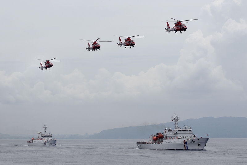 © Reuters. Taiwan Coast Guard patrol ships and helicopters from National Airborne Service Corps are seen during a drill held about 4 nautical miles out of the port of Kaohsiung, southern Taiwan