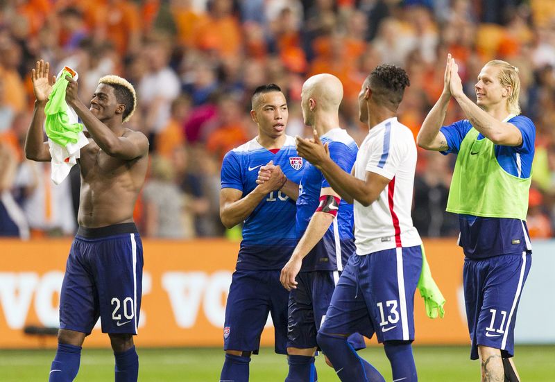 © Reuters. Team U.S. celebrate victory over Netherlands after friendly soccer match at Amsterdam Arena in Amsterdam