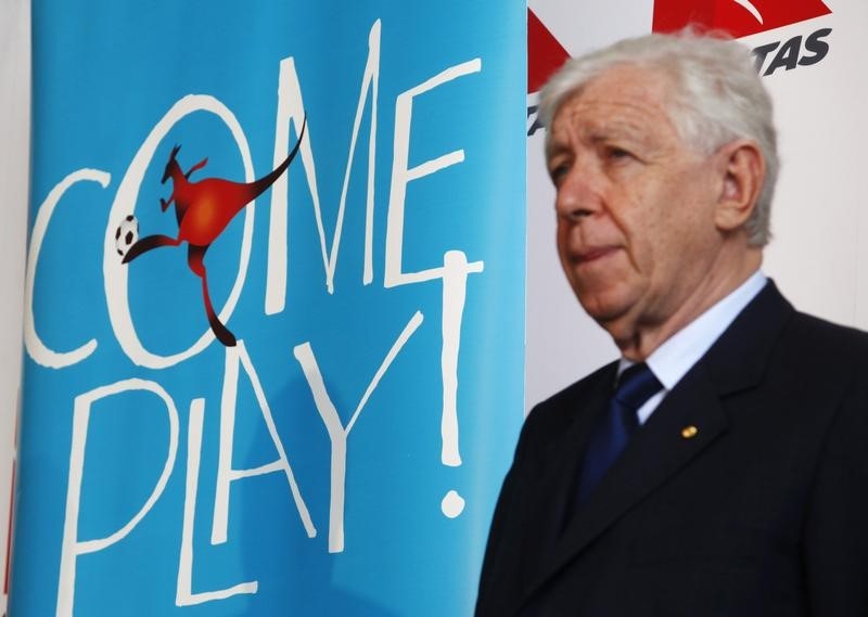 © Reuters. Frank Lowy listens a question from the media at Sydney airport