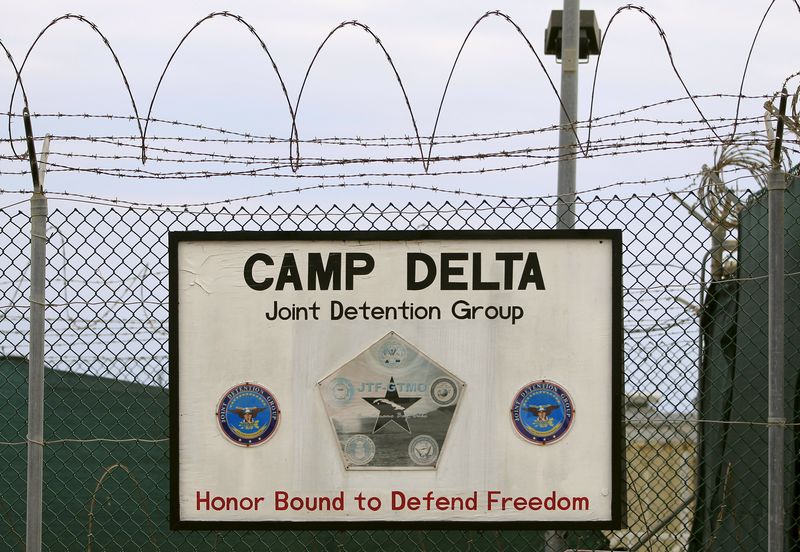 © Reuters. Secretario de Defensa de EEUU trabaja en un plan para cerrar la prisión de Guantánamo